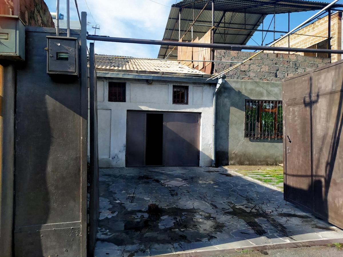 Flora'S Guest House Yerevan Exterior photo