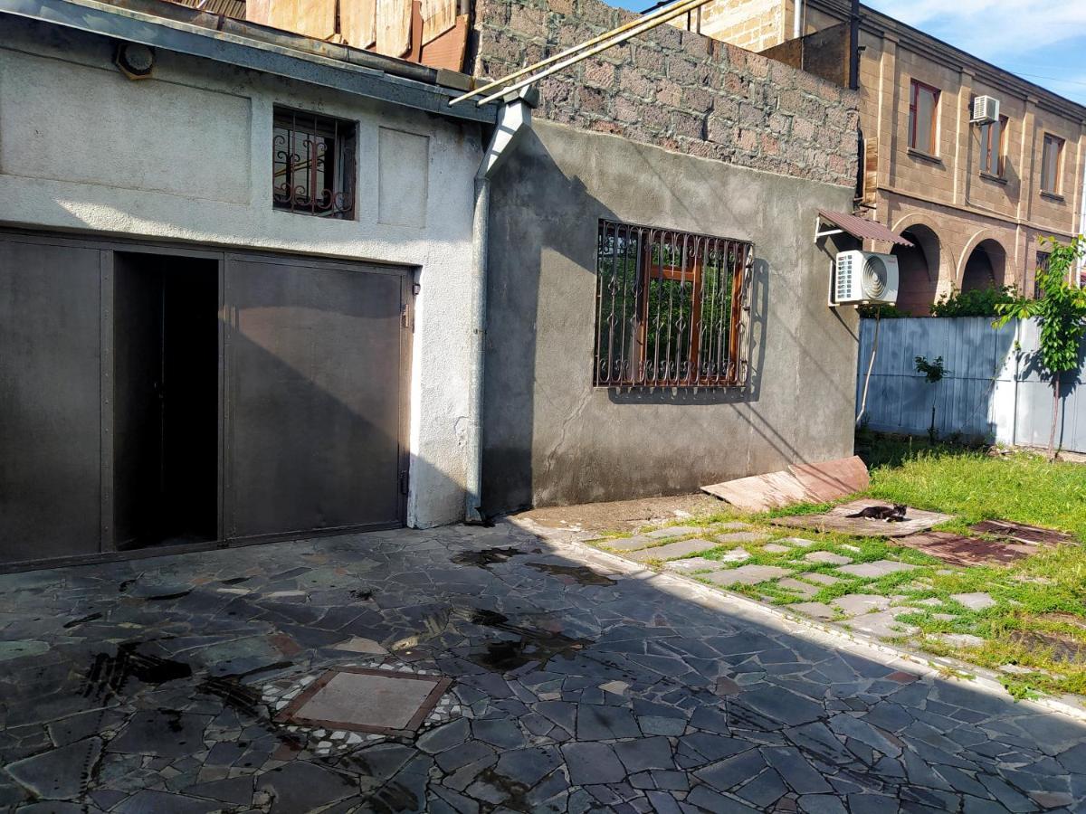 Flora'S Guest House Yerevan Exterior photo