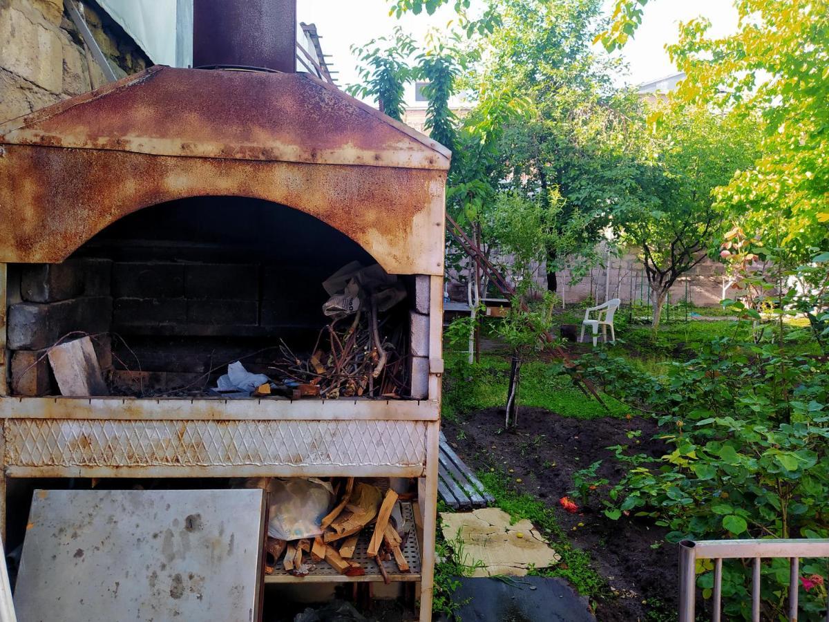 Flora'S Guest House Yerevan Exterior photo