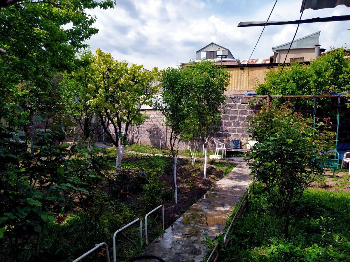 Flora'S Guest House Yerevan Exterior photo