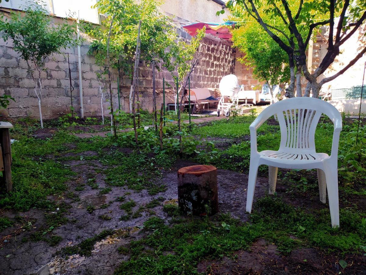 Flora'S Guest House Yerevan Exterior photo
